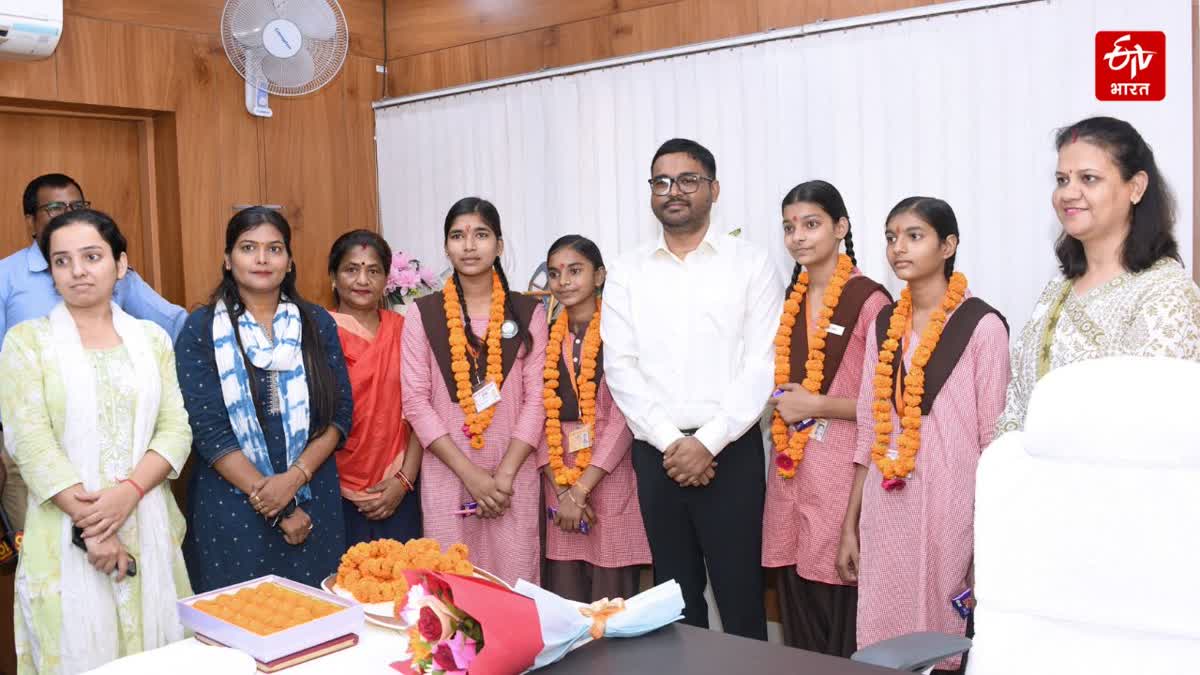 लखनऊ KGBV की 4 छात्राओं ने संभाला मध्याह्न भोजन प्राधिकरण का दायित्व, बनीं एक दिन की निदेशक