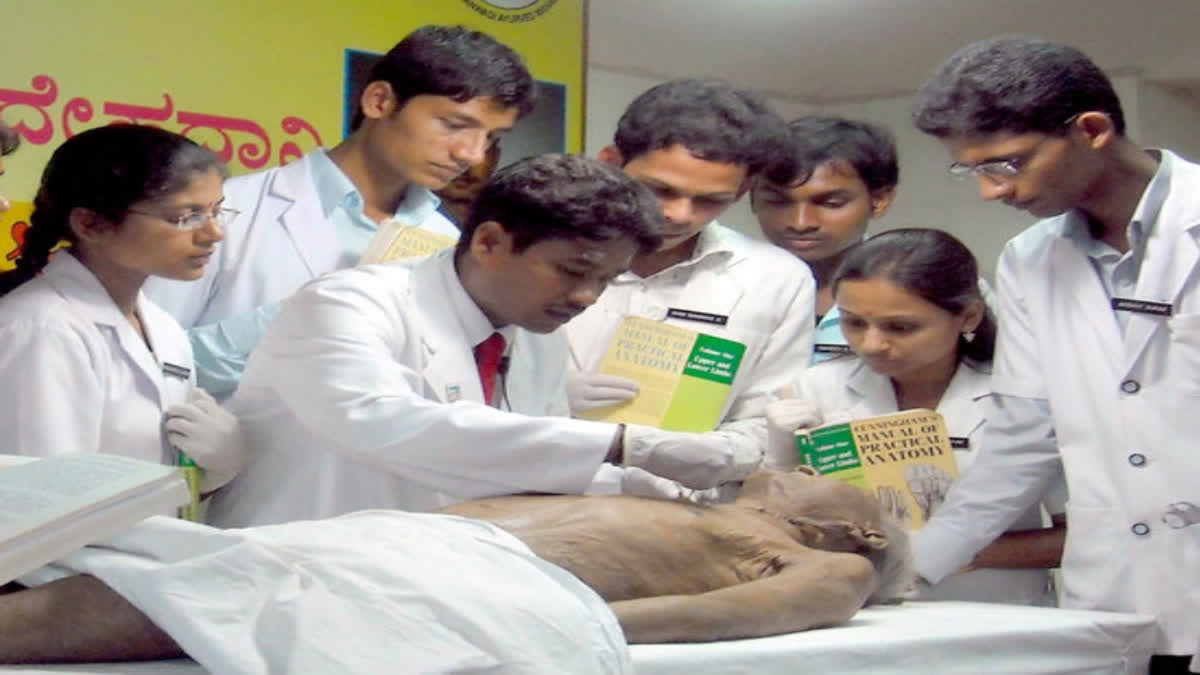 रुढींना फाटा देत ‘देहदानाचा’ आदर्श! वडिलांचे पार्थिव वैद्यकीय शिक्षणासाठी दान; राहात्यातील गांधी कुटुंबाचा निर्णय