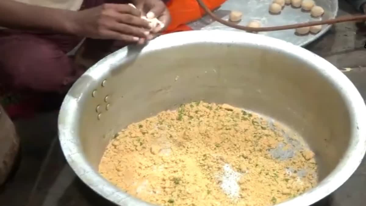 भाजपा मुख्यालय में बन रही सत्तू पराठे