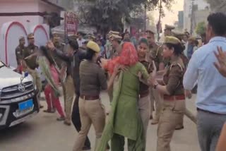 DIG से मिलने के लिये सड़क पर दौड़ी गैंगरेप पीड़िता