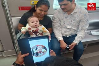 चलती मेट्रो ट्रेन में बच्चे का किया गया आधार नामांकन.