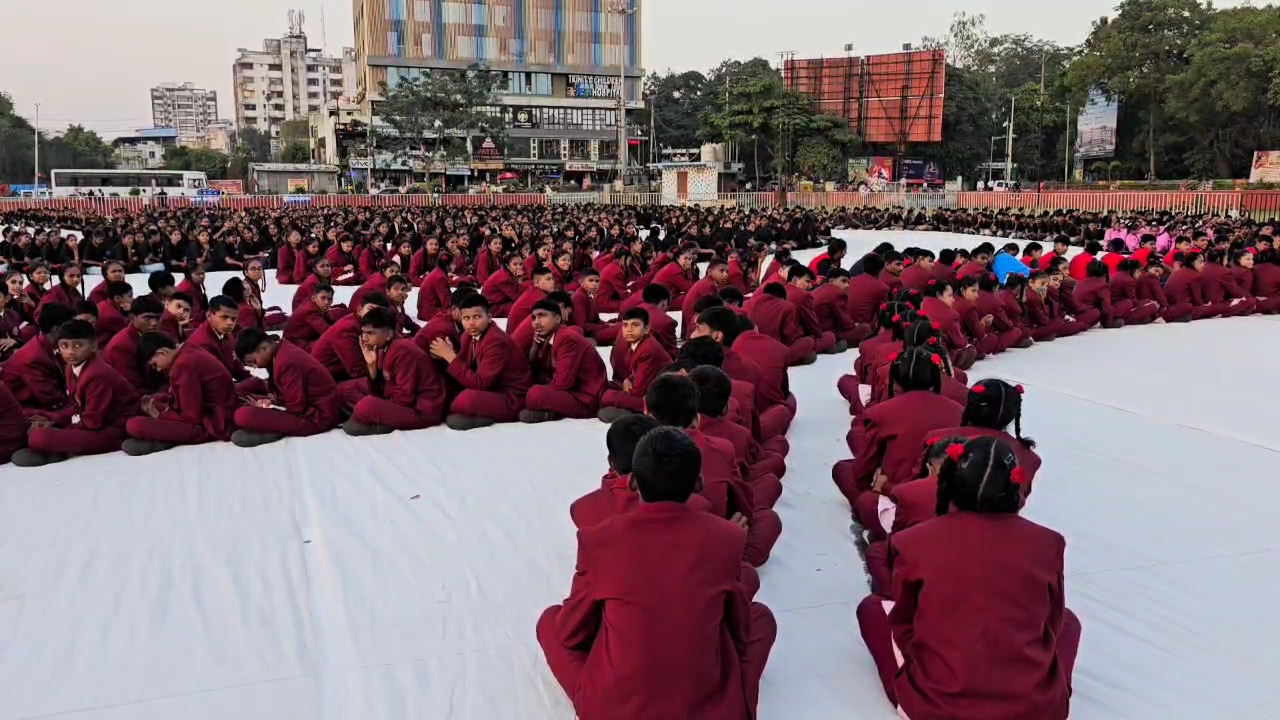 એક હજાર શાળાના બાળકો દ્વારા  બિરસા મુંડાની પ્રતિકૃતિ સ્વરૂપે એક વિશાળ માનવ સાંકળ રચી