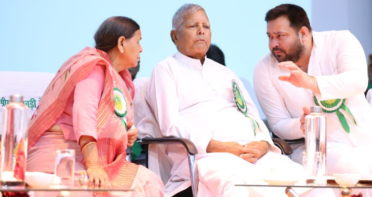 ଲାଲୁ ଯାଦବ ଏବଂ ରାବଡ଼ି ଦେବୀଙ୍କ ସହିତ ତେଜସ୍ୱୀ ଯାଦବ