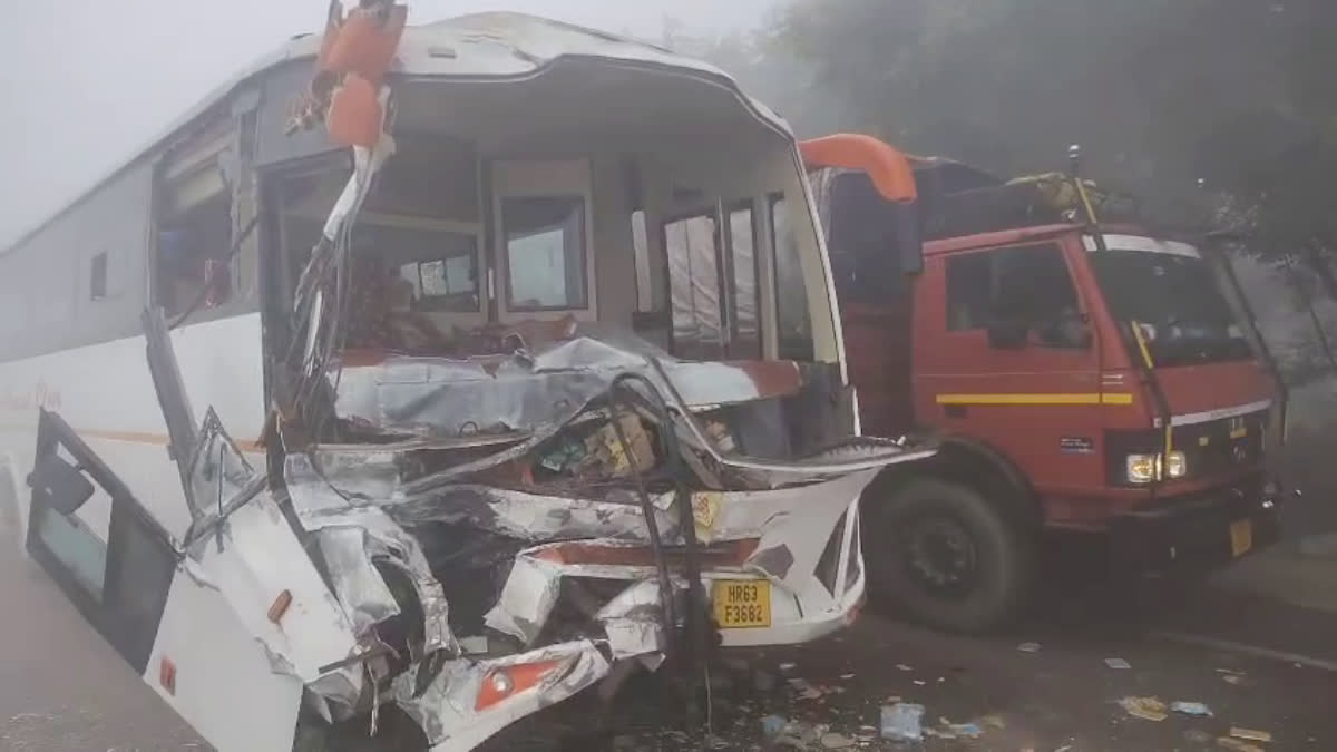 घने कोहरे में 25 गाड़ियों की आपस में टक्कर, 4 लोगो की मौत