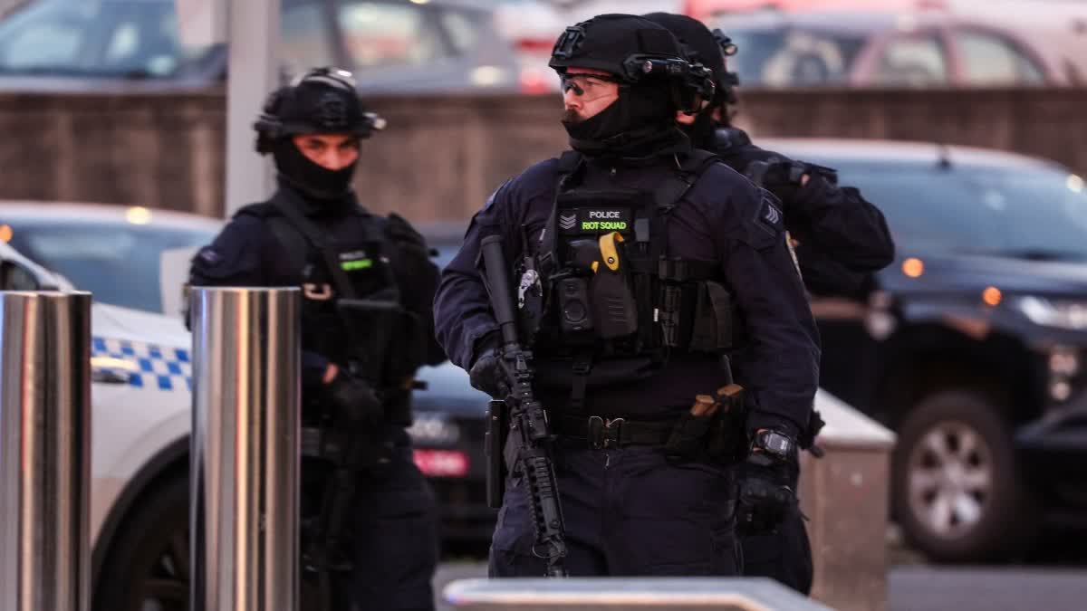 ஆஸ்திரேலியா கடற்கரையில் மர்ம நபர்கள் துப்பாக்கிச் சூடு; 12 பேர் பலியான துயரம்