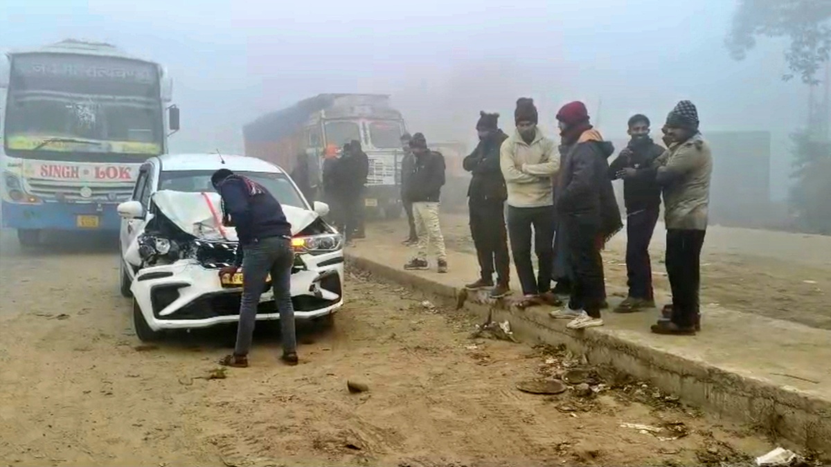 कोहरे के कारण दुर्घटनाग्रस्त