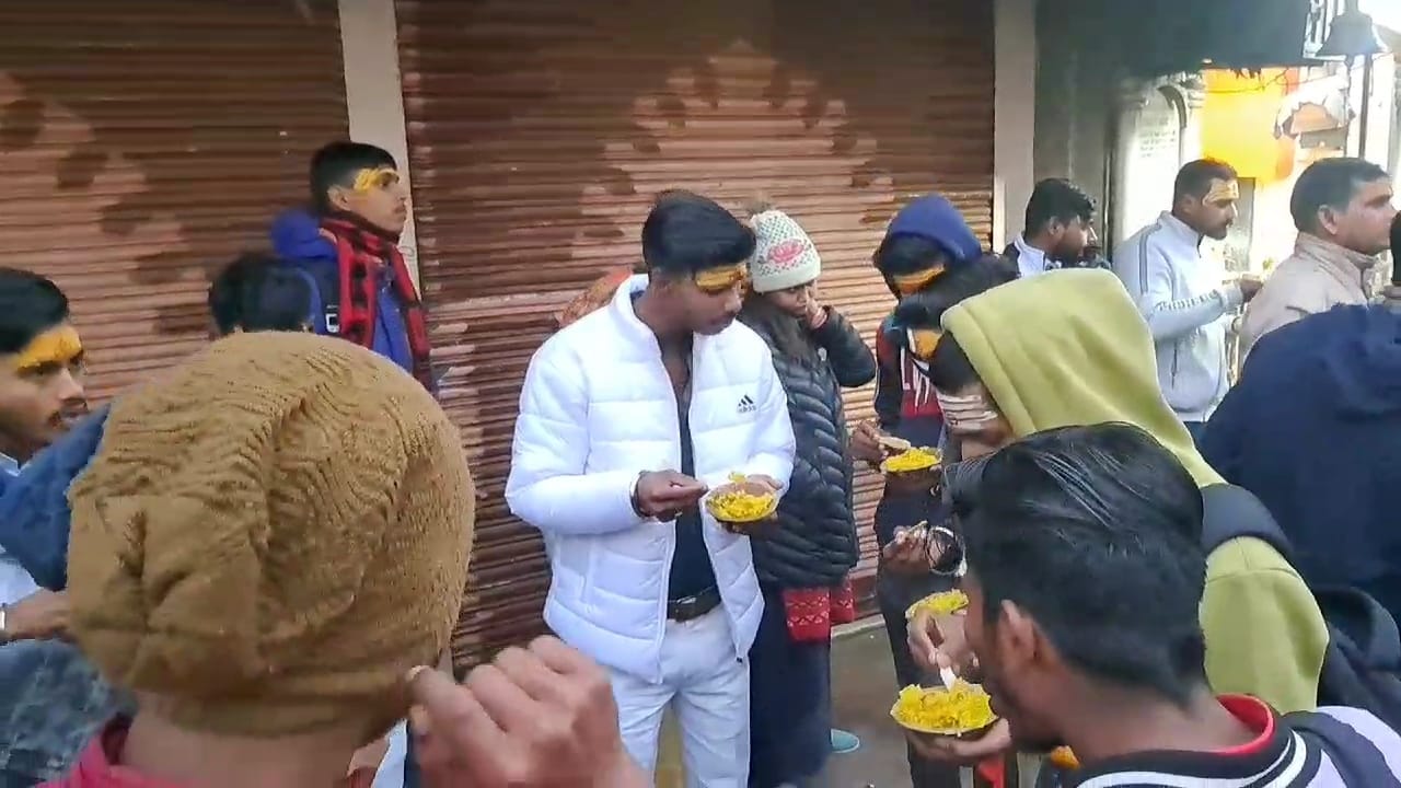 प्रसाद ग्रहण करते भक्त