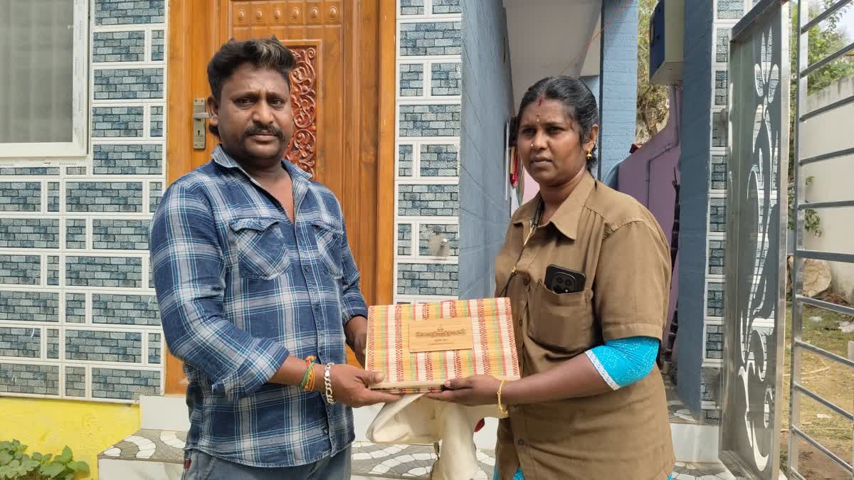 குடியரசு தலைவரிடம் இருந்து வந்த அழைப்பிதழ்; வியப்பை ஏற்படுத்திய பெண் ஆட்டோ ஓட்டுநர்