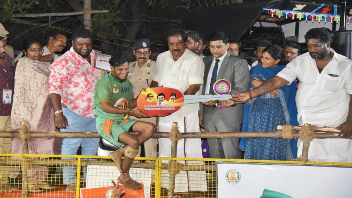 அவனியாபுரம் ஜல்லிக்கட்டு நிறைவு: 22 காளைகளை அடக்கி காரை தட்டிச்சென்ற பாலமுருகன்