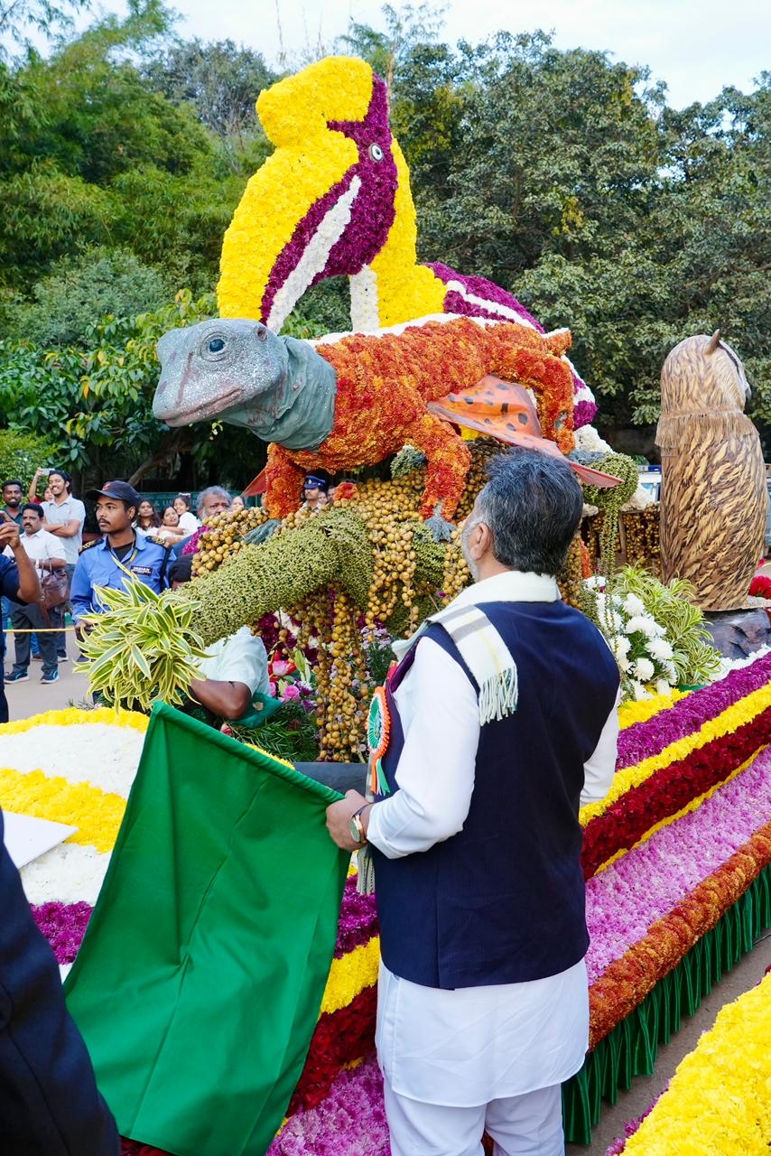 DK Shivakumar inaugurated the Tejaswi Vismaya flower exhibition