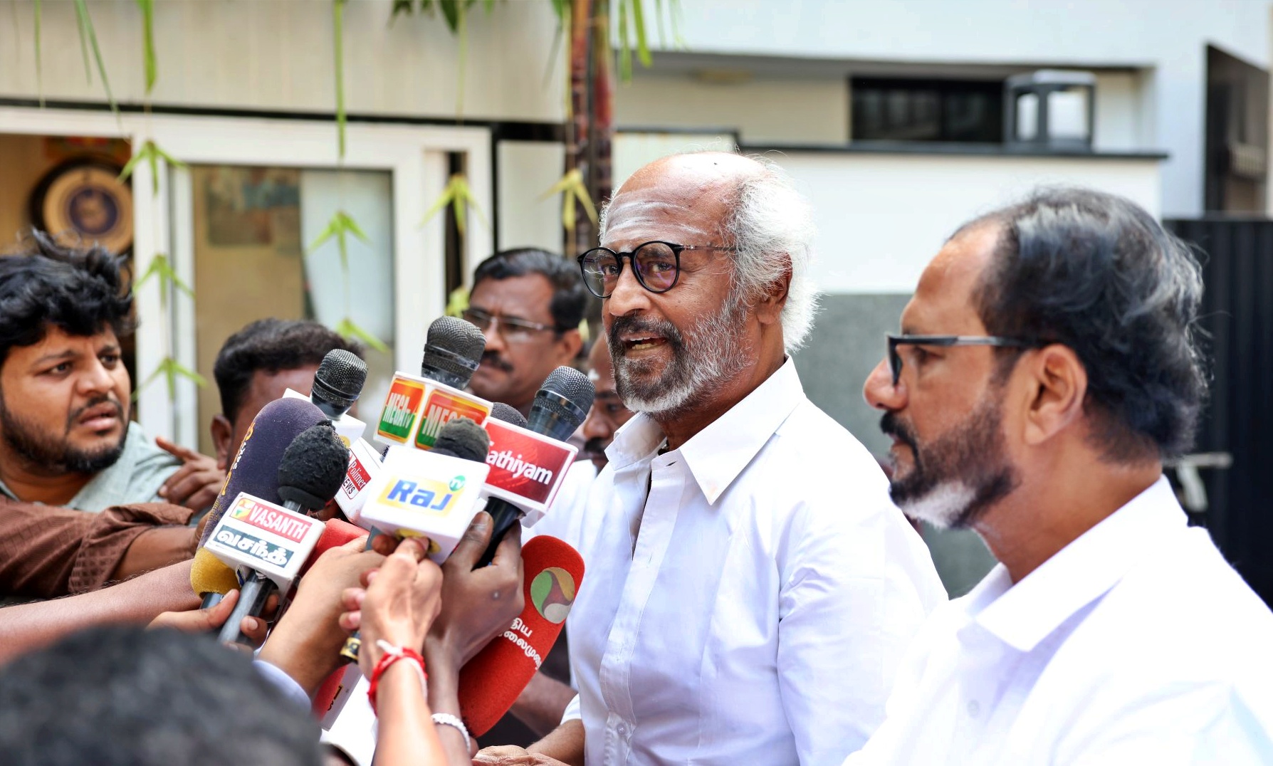 செய்தியாளர்களிடம் பேசிய நடிகர் ரஜினிகாந்த்