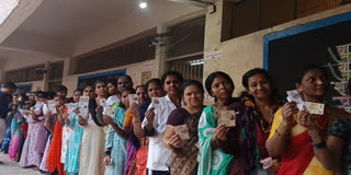 वेळ संपल्यानंतरही मतदारांच्या लांबच लांब रांगा