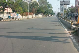 சென்னையில் வெறிச்சோடி காணப்படும் சாலைகள்