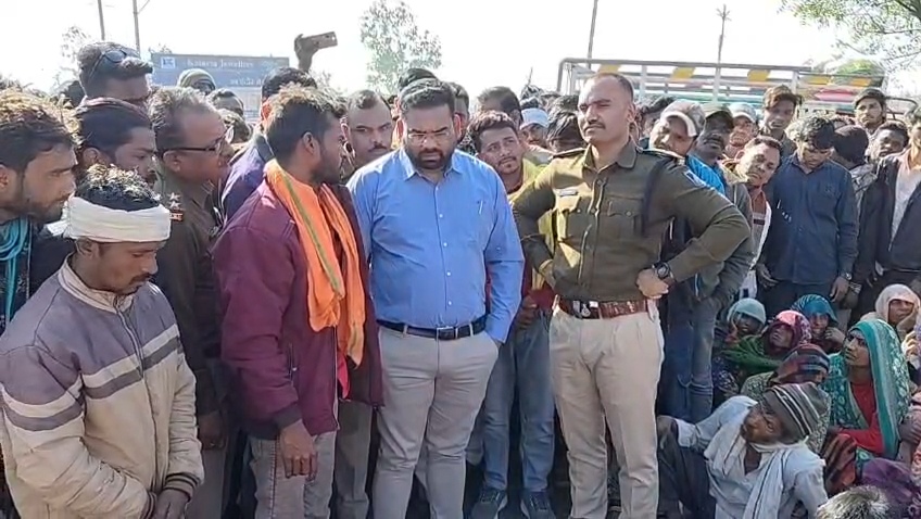 Ratlam villagers blockade road