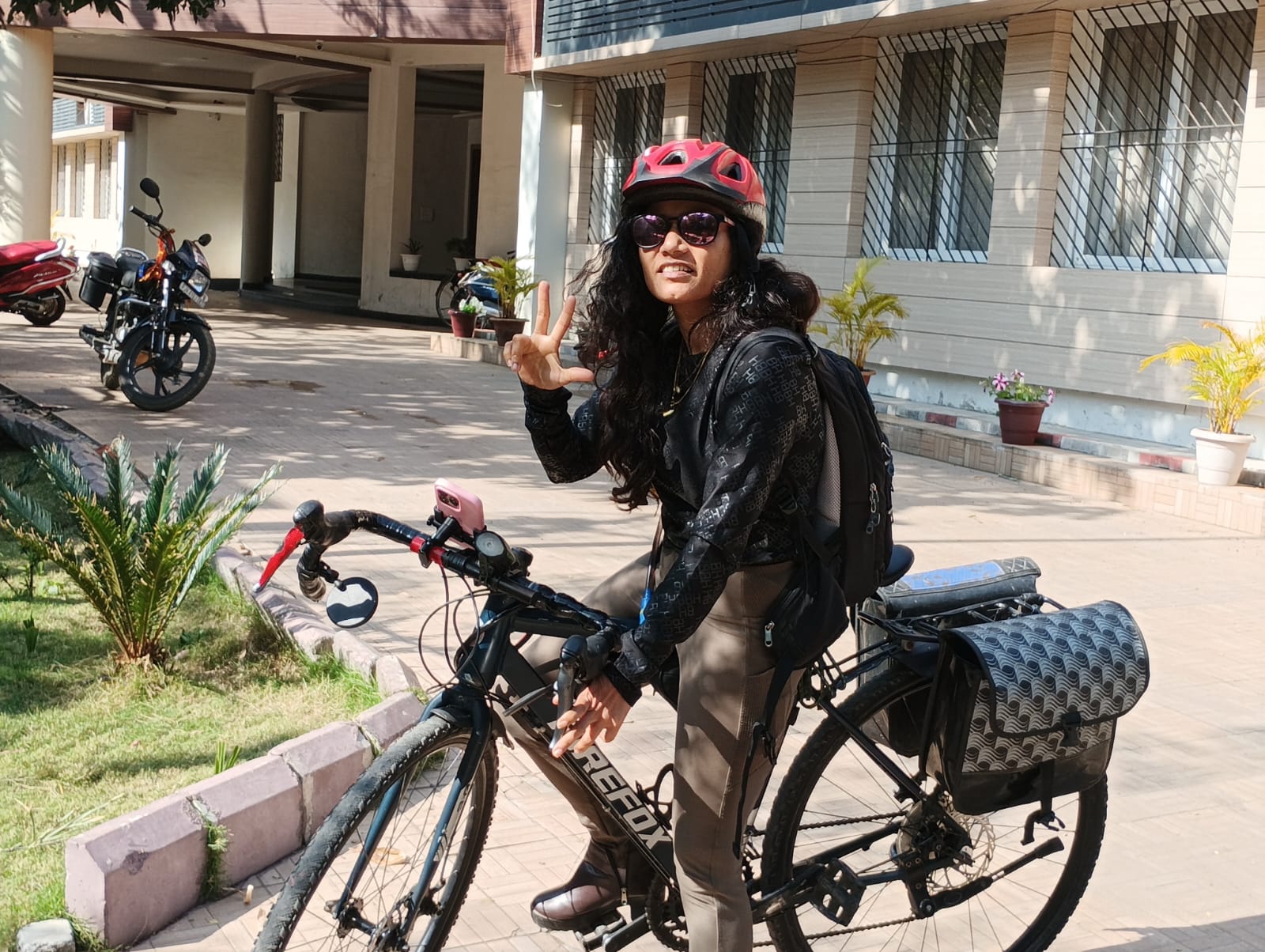 CYCLIST MOUNTAINEER SAMEERA