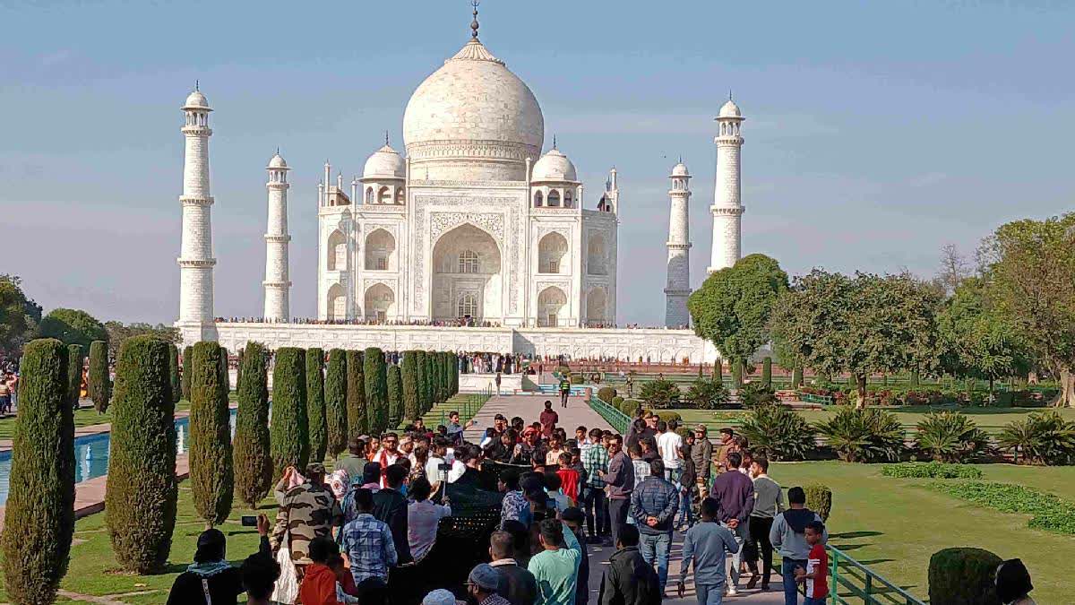 Video of Tourists Posing with Malaysian Flag at Taj Mahal Goes Viral, ASI Seeks Report from CISF
