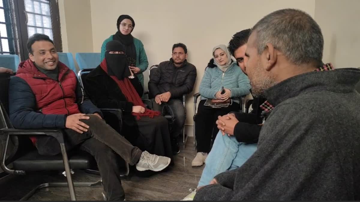 ಶ್ರೀನಗರ :ಮನೆ ತೊರೆದು 22 ವರ್ಷಗಳ ಬಳಿಕ ಕುಟುಂಬ ಸೇರಿದ ವ್ಯಕ್ತಿ! ಭಾವನಾತ್ಮಕ ಪುನರ್ಮಿಲನ...!!