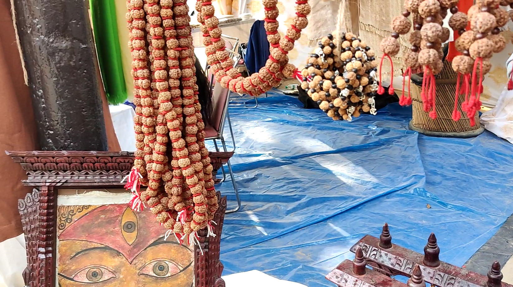 Karan Nirula from Nepal is earning crores of rupees from Rudraksha set up a stall at the Surajkund Fair and revealed a trick to identify genuine Rudraksha