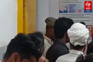 एंटी रेबीज इंजेक्शन लगवाने पहुंचे लोग.