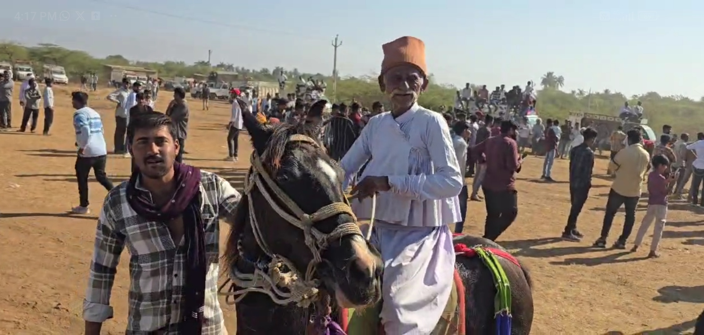 કેશોદમાં ધુણેશ્વર દાદાના લોકમેળામાં ઘોડારેસ અને બળદગાડાની રેસ યોજાય છે.