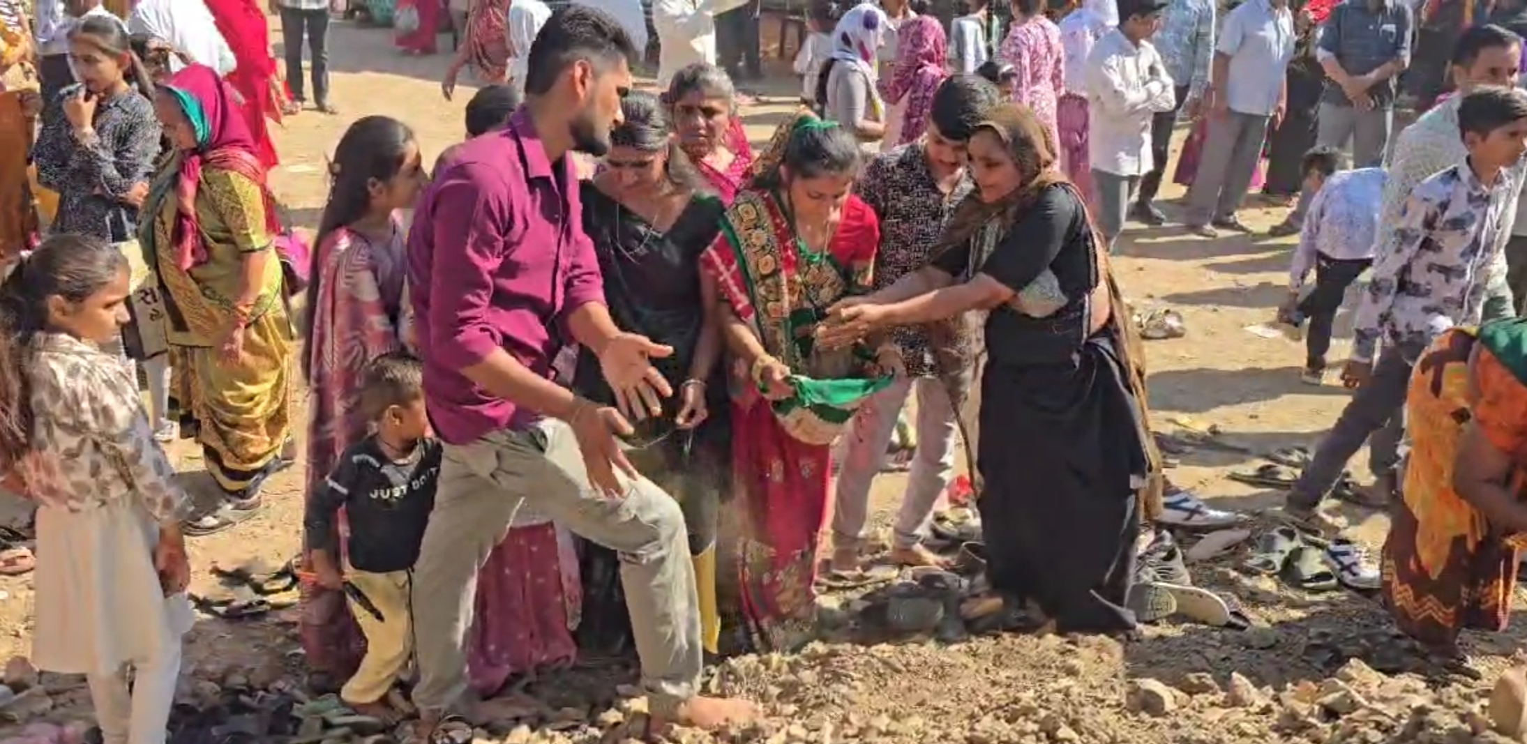 કેશોદમાં આવેલ ધુણેશ્વર દાદાને ભક્તો ધૂળનો અભિષેક કરે છે.