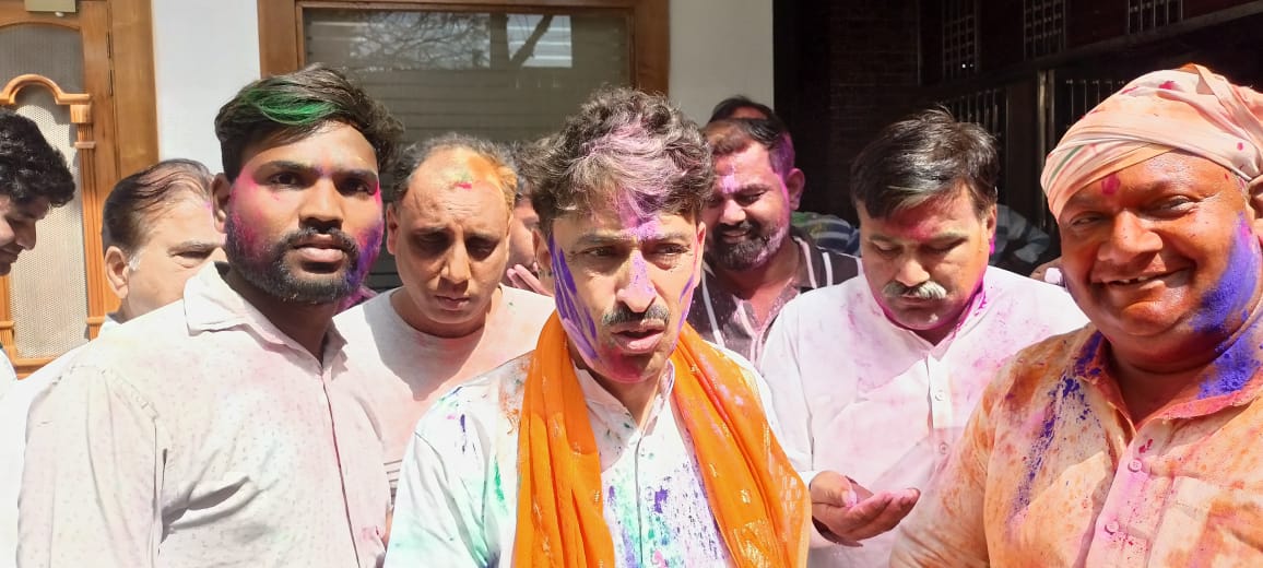 Congress MP Imran Masood playing Holi with party workers in Saharanpur