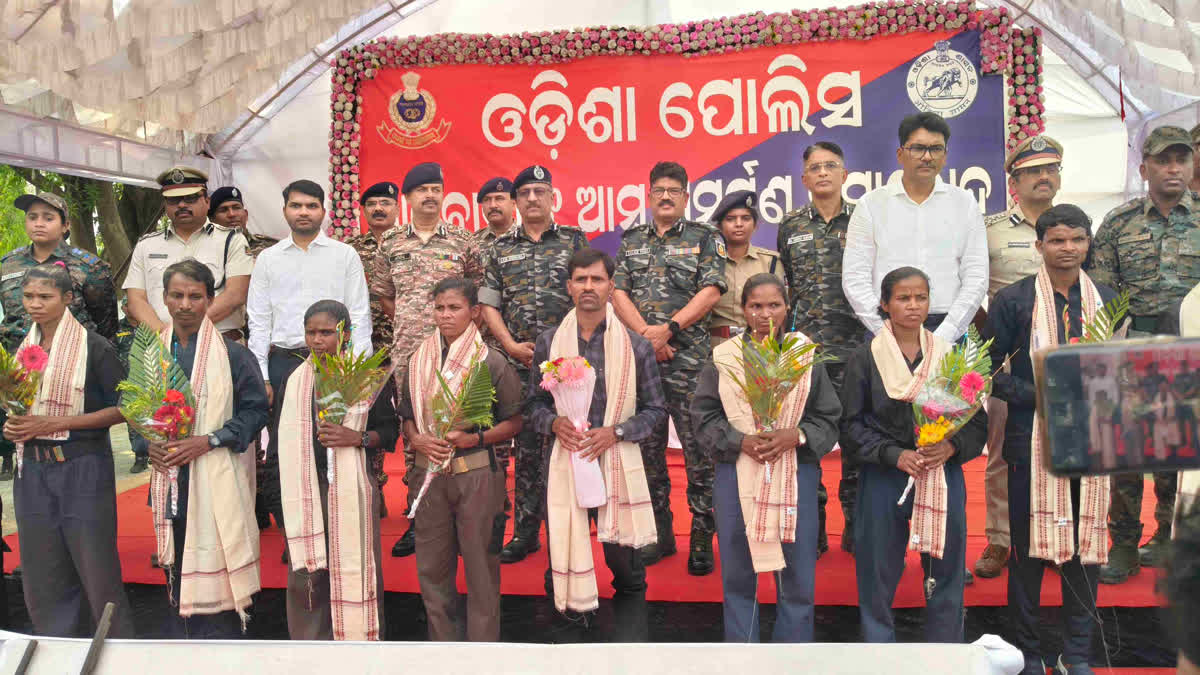 11 Maoists surrender