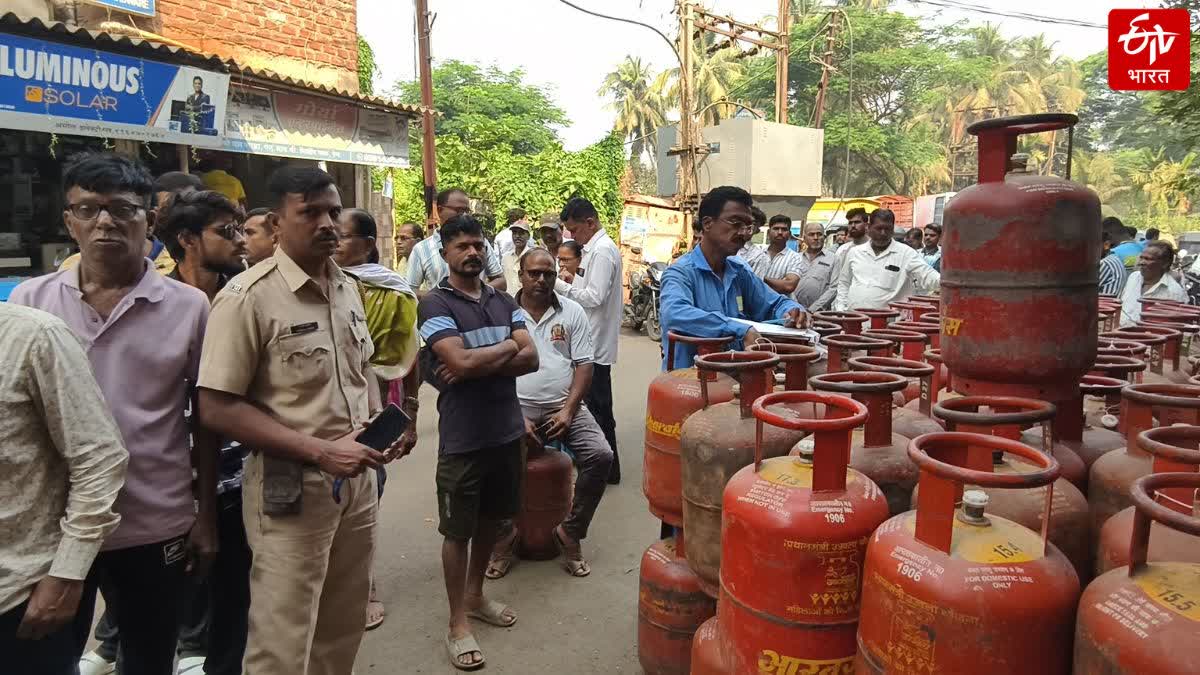 एलपीजी गॅसबाबत अफवांचा परिणाम; रायगडमधील गॅस एजन्सी कार्यालयाबाहेर नागरिकांच्या मोठ्या रांगा
