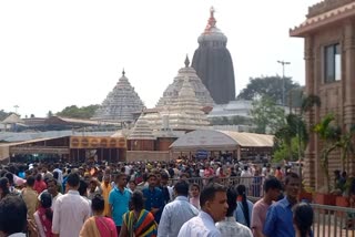 Devotees Demand Provision of Shade Sheds To Protect from the heatwave at Puri Srimandir Badadanda