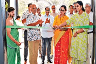 உலகின் மிகப்பெரிய திரைப்பட நகரத்தின் வளாகத்தில் 'மாயலோக்' ஸ்டுடியாவை திங்கட்கிழமை (ஏப்ரல் 14) திறந்து வைத்த ராமோஜி ஃபிலிம் சிட்டியின் நிர்வாக இயக்குநர் விஜயேஸ்வரி மற்றும் திரைப்பட நகரத்தின் இயக்குநர் கீர்த்தி சோஹானா செருகுரி.