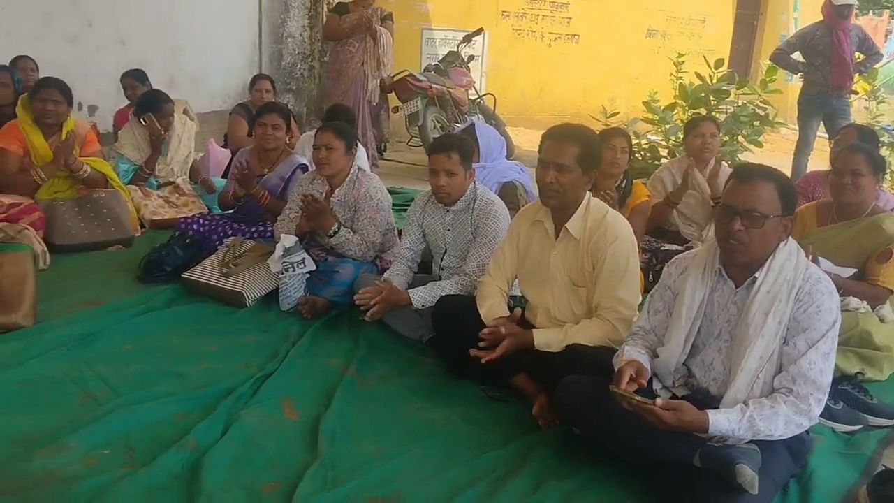 Mitanins protest for salary hike