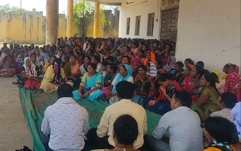 Mitanins protest for salary hike