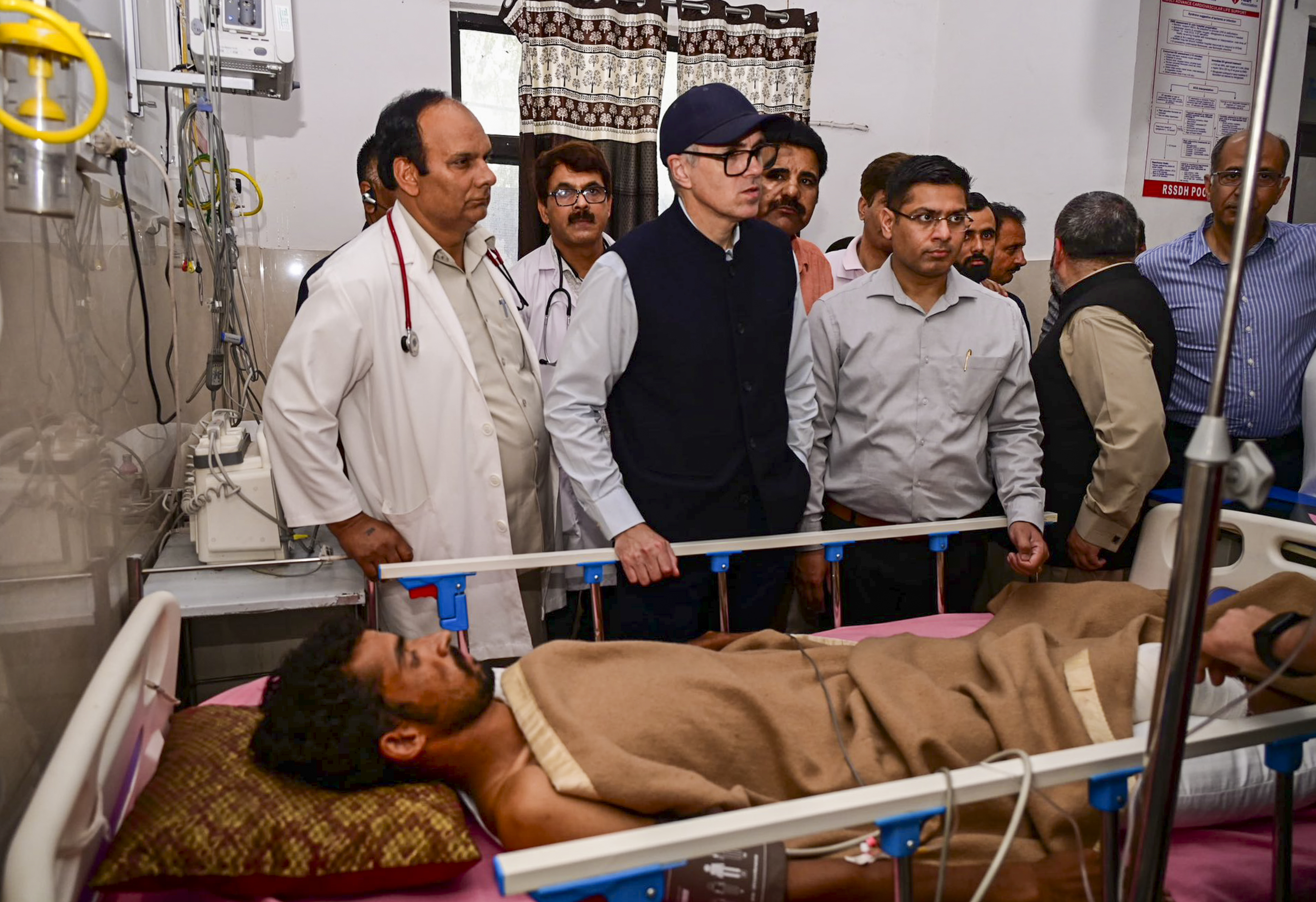 J&K Chief Minister Omar Abdullah inquires about those injured in recent attacks from Pakistan, at a district hospital in Poonch
