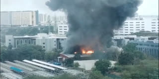 வானை முட்டும் அளவிற்கு உயர்ந்த கரும்புகை