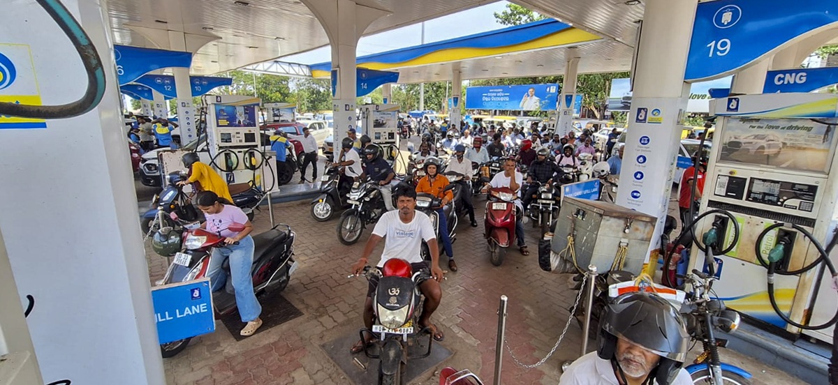 Panic Buying Triggers Heavy Rush At Petrol Pumps In Odisha, Jharkhand,  Chhattisgarh; Govt Maintains 'No Fuel