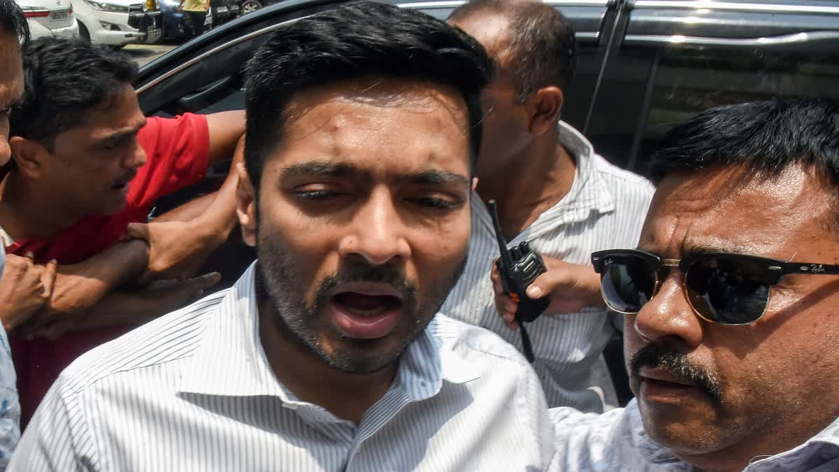 प.बंगाल: भूमि घोटाला मामले में अभिषेक के करीबी सहयोगी सुमित रॉय के खिलाफ गिरफ्तारी  वारंट जारी