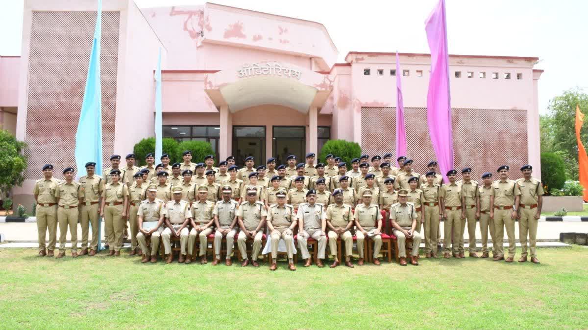 आरपीएस अधिकारियों के नए बैच के साथ डीजीपी शर्मा व अन्य अधिकारी.