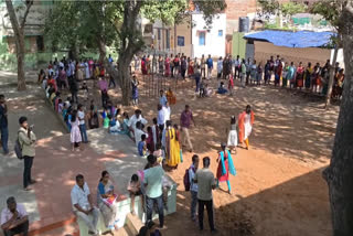 விண்ணப்பப் படிவம் பெற வரிசையில் நிற்கும் பெற்றோர்கள்