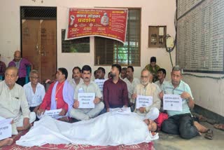 गोरखपुर में कफन ओढ़कर प्रदर्शन