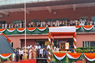 मुख्यमंत्री रेखा गुप्ता ने तिरंगा फहराया