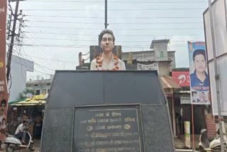 martyr dasharam fulmari statue