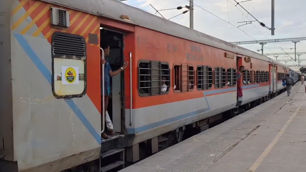 வைகை எக்ஸ்பிரஸ் ரயில் - கோப்புப்படம்