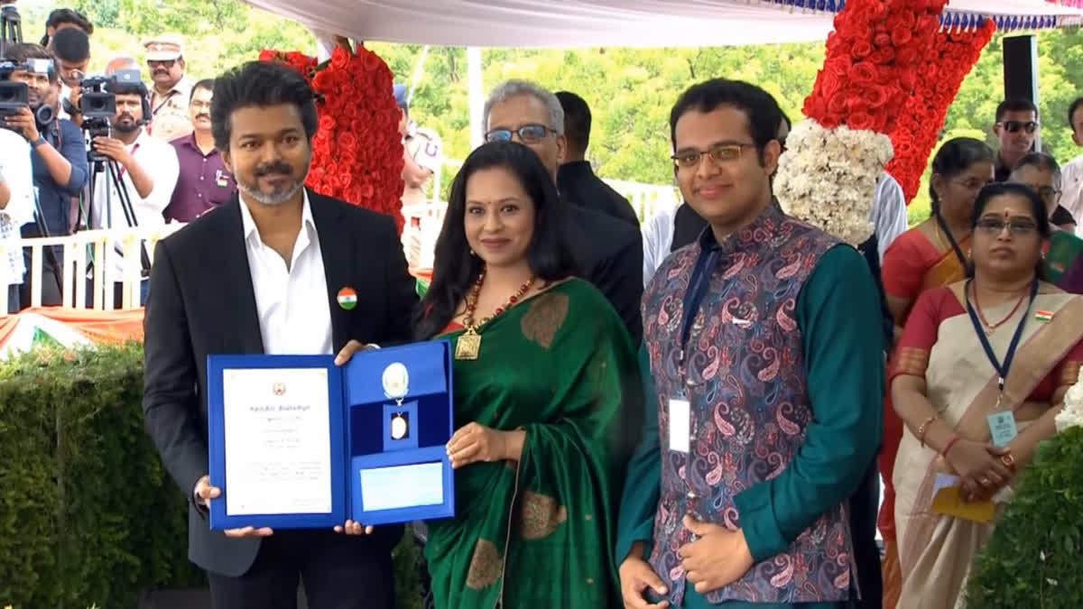 மருத்துவர் வி. மோகனுக்கு பதில் முதலமைச்சரிடமிருந்து விருதைப் பெற்றுக்கொண்ட அவரது மகள் அஞ்சனா
