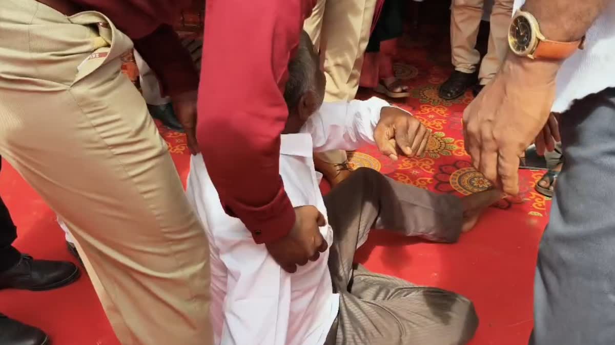சுதந்திர தின விழாவில் போராடிய முதியவர்