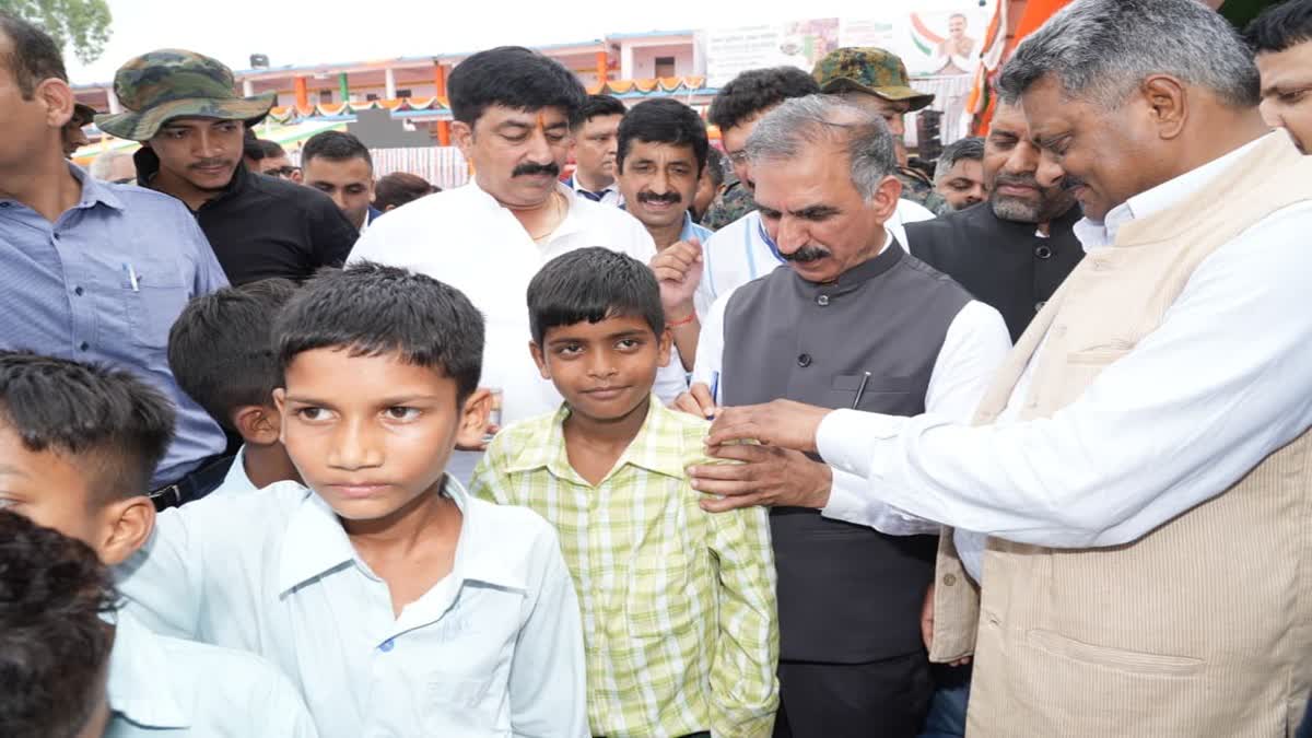 सीएम सुक्खू ने बच्चों को दिया ऑटोग्राफ