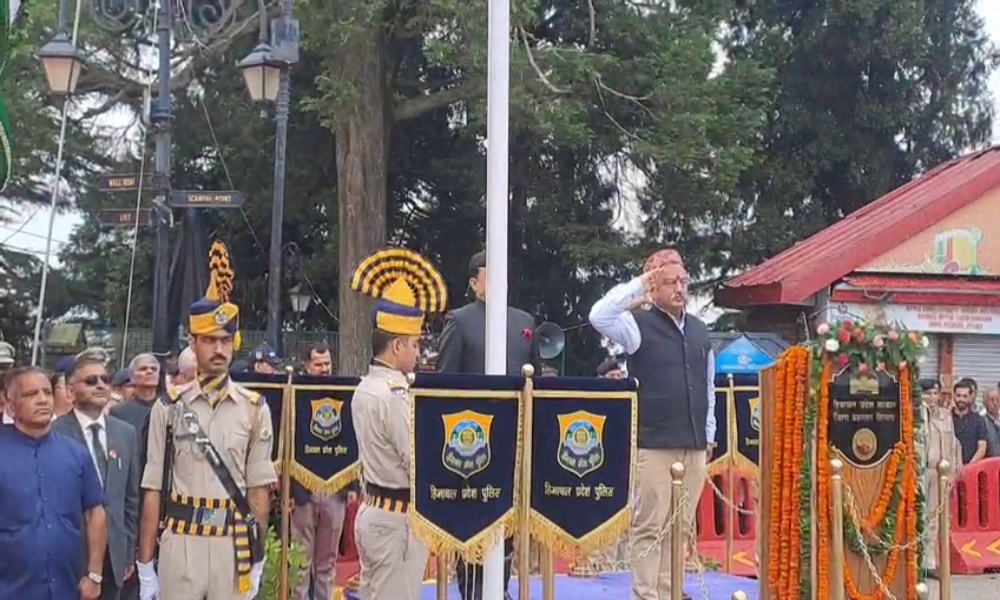 शिमला में शिक्षा मंत्री ने फहराया तिरंगा