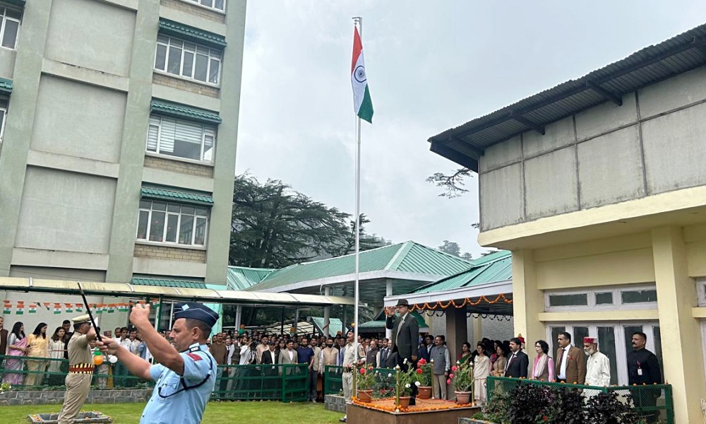 मुख्य न्यायाधीश ने फहराया तिरंगा