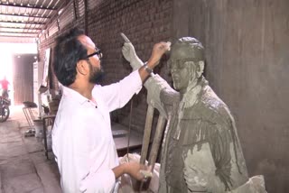 संविधान निर्माता का स्कल्पचर गढ़ते पंकज