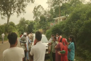 महिला से लूट के बाद मौके पर पहुंची पुलिस और लोग