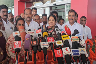 தூத்துக்குடி விமான நிலையத்தில் செய்தியாளர்களை சந்தித்த திமுக எம்.பி கனிமொழி